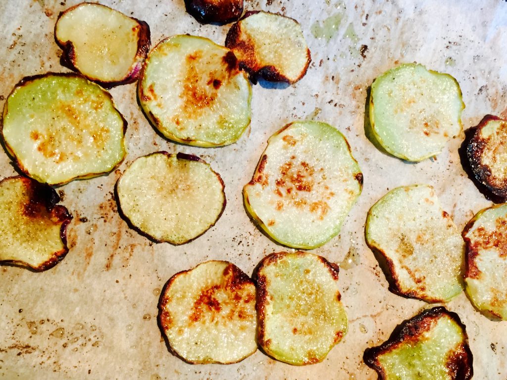 Roasted kohlrabi chips