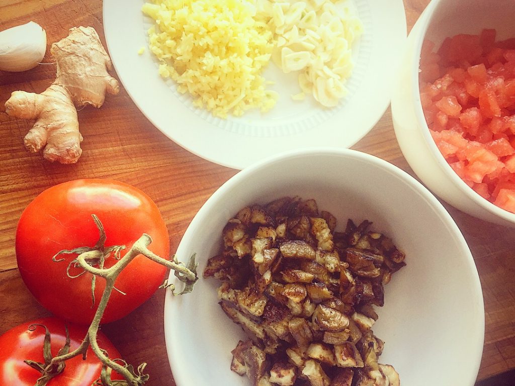 Delicious roasted eggplant, fresh ginger and sliced garlic, ripe chopped tomatoes ... a recipe for success!